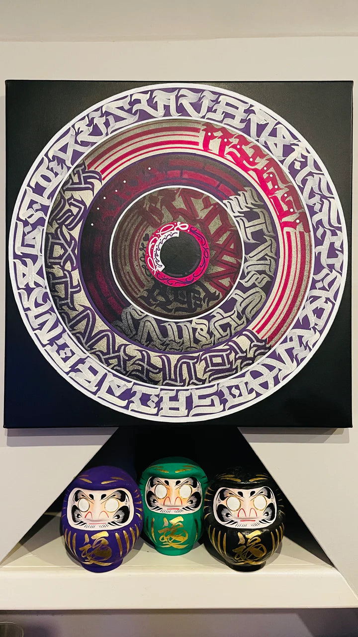 THE CALLI DISK displayed above a table – the concentric design in purple tones enhances the modern interior with calligraphic elegance.